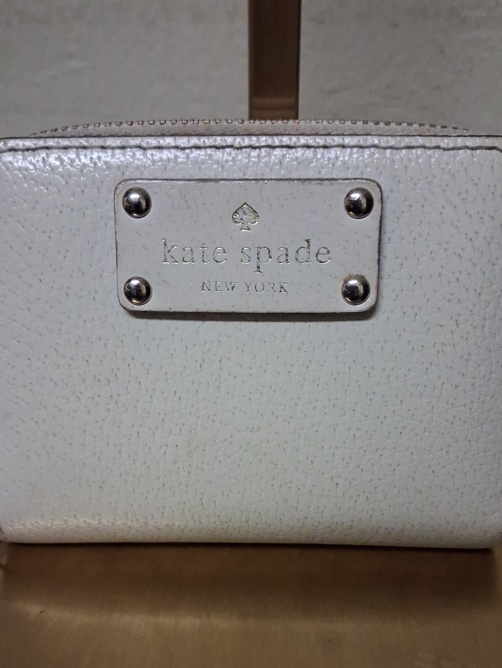 kate spade VINTAGE Cream/Gold Zip-Around Compact Wallet - Picture 2 of 8